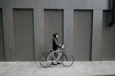 kadın bir şehirde bisiklet sürmek