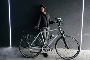 kadın bir şehirde bisiklet sürmek