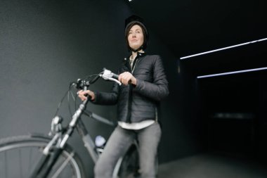 kadın bir şehirde bisiklet sürmek