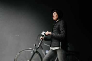 kadın bir şehirde bisiklet sürmek