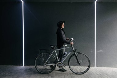 kadın bir şehirde bisiklet sürmek