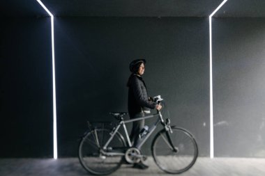 kadın bir şehirde bisiklet sürmek