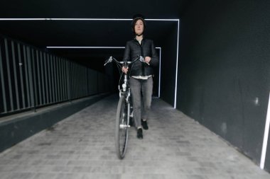 kadın bir şehirde bisiklet sürmek