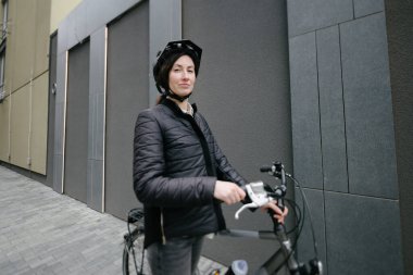 kadın bir şehirde bisiklet sürmek