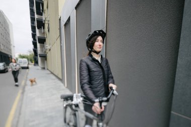 kadın bir şehirde bisiklet sürmek