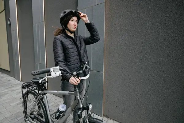 kadın bir şehirde bisiklet sürmek