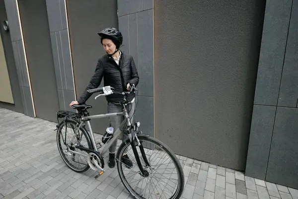 kadın bir şehirde bisiklet sürmek