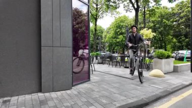 Şehirde bisiklet süren bir kadın.