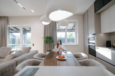 Modern bir evin içindeki kadın.