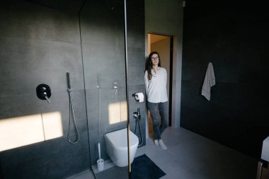 Modern bir evin içindeki kadın.