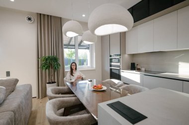 Modern bir evin içindeki kadın.