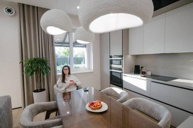 Modern bir evin içindeki kadın.