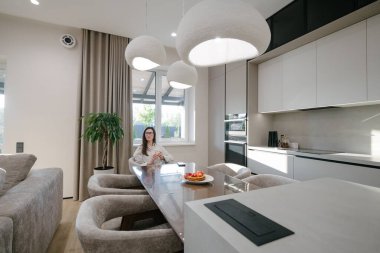 Modern bir evin içindeki kadın.