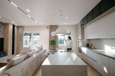 Modern bir evin içindeki kadın.