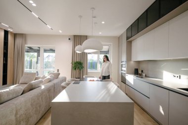 Modern bir evin içindeki kadın.