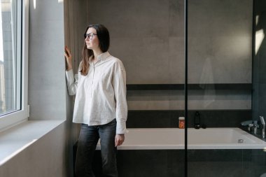 Modern bir evin içindeki kadın.