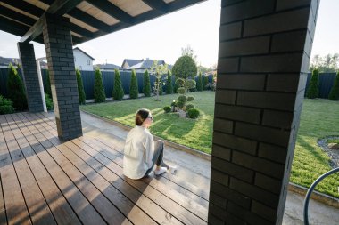 Modern bir evin içindeki kadın.