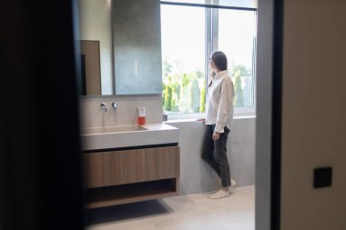 Modern bir evin içindeki kadın.