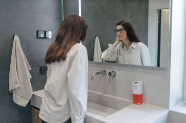 Modern bir evin içindeki kadın.