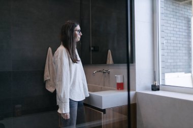 Modern bir evin içindeki kadın.