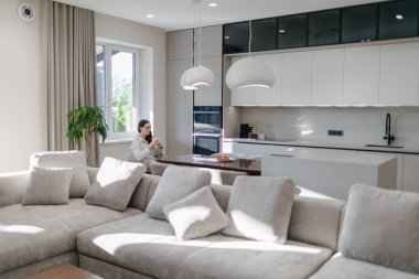 Modern bir evin içindeki kadın.