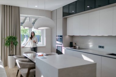 Modern bir evin içindeki kadın.