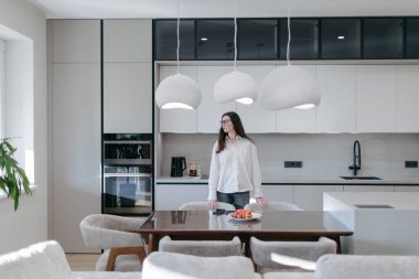 Modern bir evin içindeki kadın.