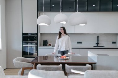 Modern bir evin içindeki kadın.