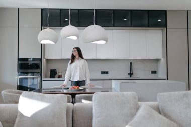 Modern bir evin içindeki kadın.