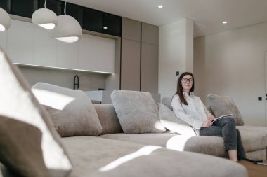 Modern bir evin içindeki kadın.