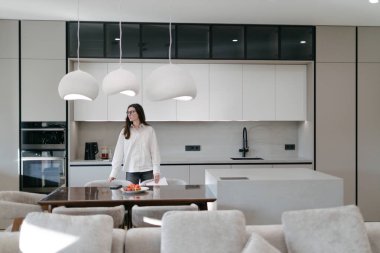 Modern bir evin içindeki kadın.