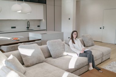 Modern bir evin içindeki kadın.