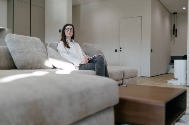 Modern bir evin içindeki kadın.