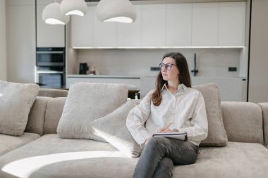 Modern bir evin içindeki kadın.