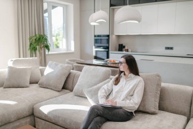 Modern bir evin içindeki kadın.