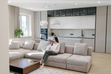 Modern bir evin içindeki kadın.