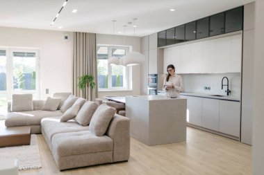 Modern bir evin içindeki kadın.