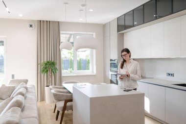 Modern bir evin içindeki kadın.