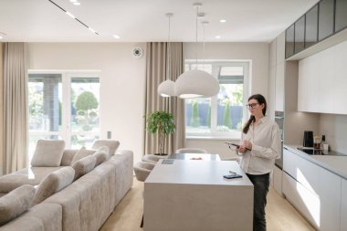 Modern bir evin içindeki kadın.