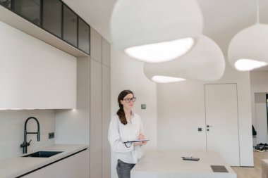 Modern bir evin içindeki kadın.