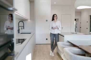 Modern bir evin içindeki kadın.