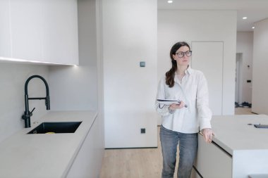 Modern bir evin içindeki kadın.