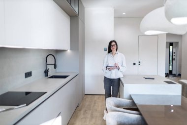 Modern bir evin içindeki kadın.