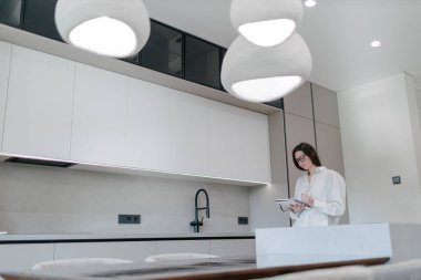 Modern bir evin içindeki kadın.