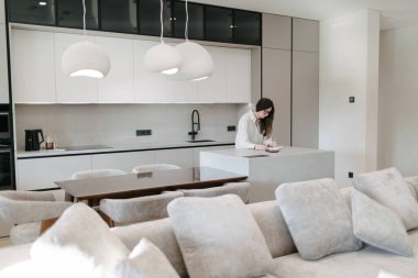 Modern bir evin içindeki kadın.