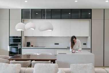 Modern bir evin içindeki kadın.