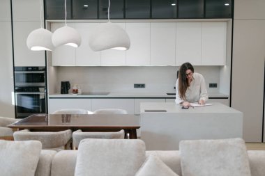 Modern bir evin içindeki kadın.