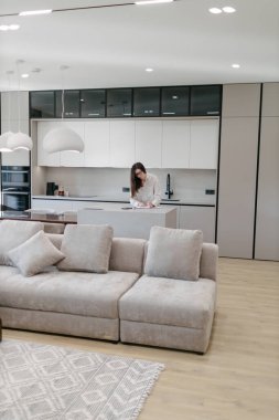 Modern bir evin içindeki kadın.