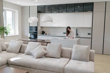 Modern bir evin içindeki kadın.