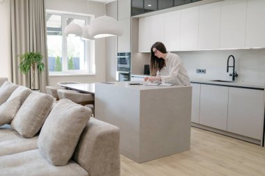 Modern bir evin içindeki kadın.